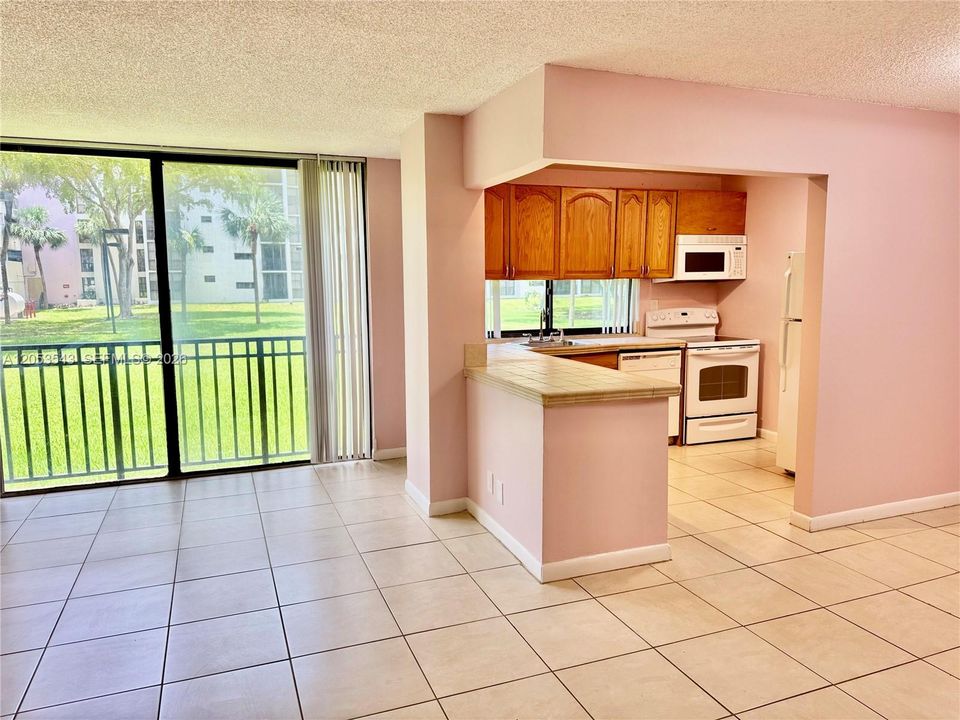 For Sale: $220,000 (1 beds, 1 baths, 767 Square Feet)