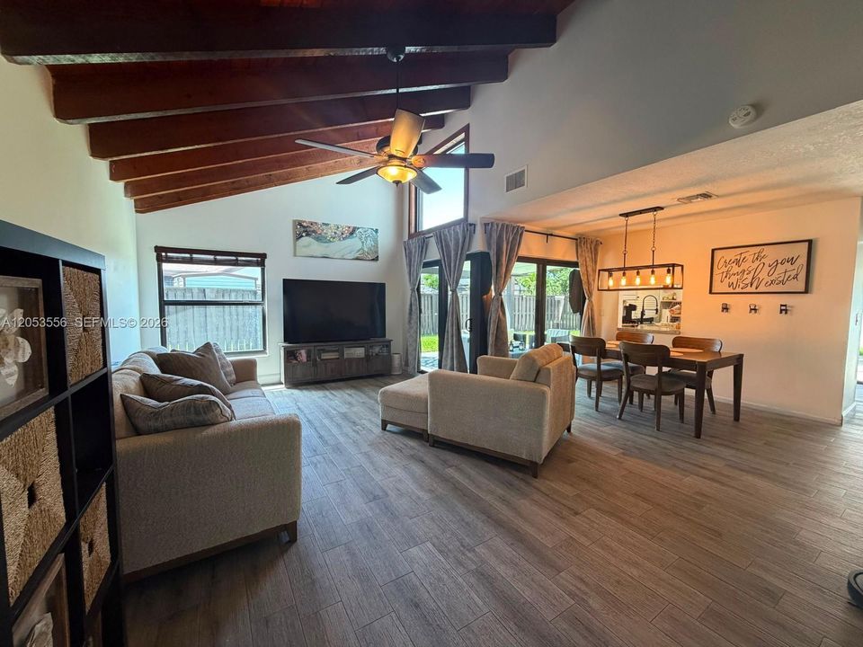 For Sale: $510,000 (2 beds, 2 baths, 1371 Square Feet)