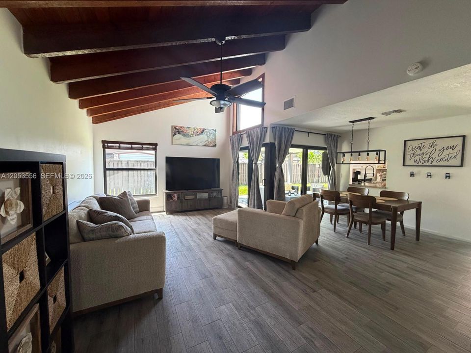For Sale: $510,000 (2 beds, 2 baths, 1371 Square Feet)