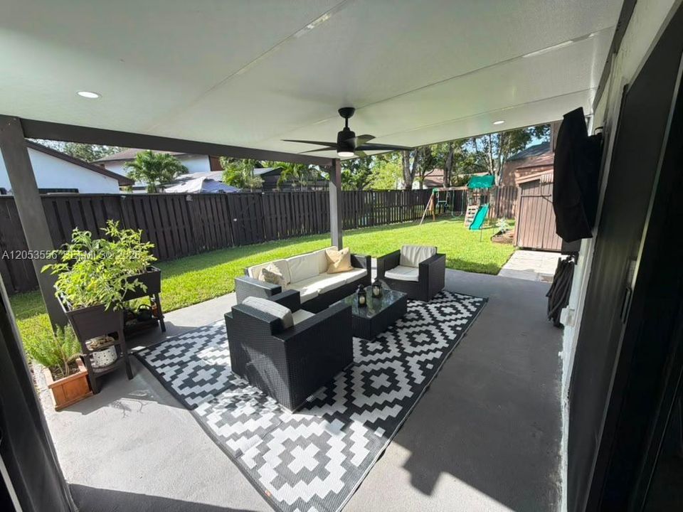 For Sale: $510,000 (2 beds, 2 baths, 1371 Square Feet)