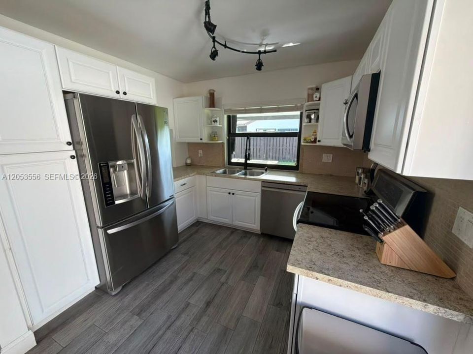 For Sale: $510,000 (2 beds, 2 baths, 1371 Square Feet)