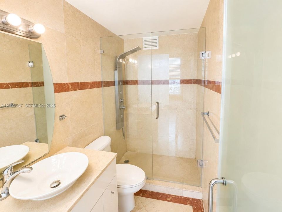 На продажу: $445,000 (2 спален, 2 ванн, 990 Квадратных фут)