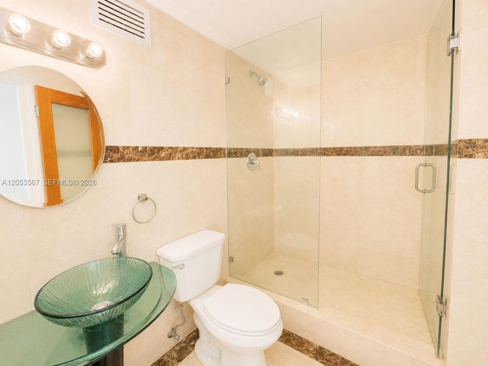 На продажу: $445,000 (2 спален, 2 ванн, 990 Квадратных фут)