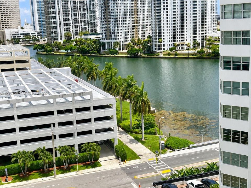 На продажу: $445,000 (2 спален, 2 ванн, 990 Квадратных фут)
