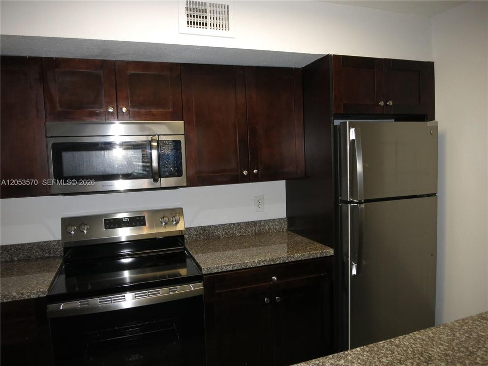 В аренду: $2,400 (2 спален, 2 ванн, 1053 Квадратных фут)