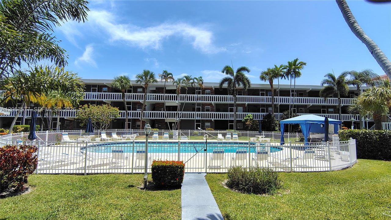 For Sale: $139,900 (1 beds, 1 baths, 736 Square Feet)