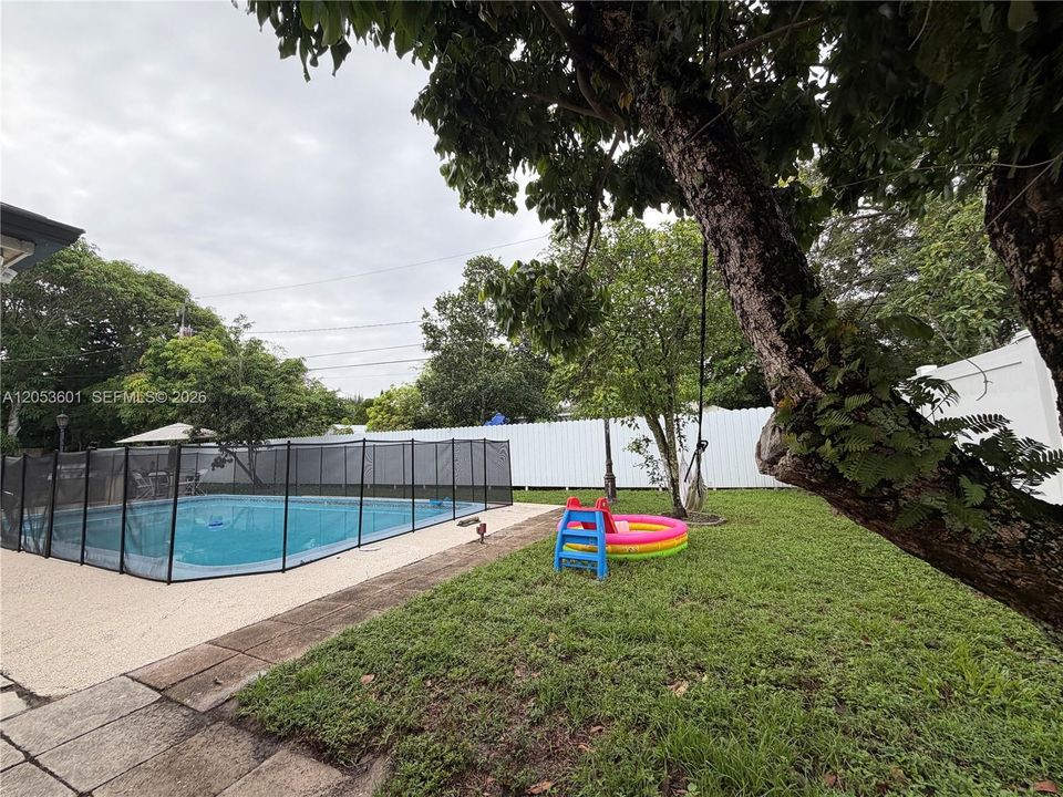 For Sale: $660,000 (5 beds, 3 baths, 1766 Square Feet)
