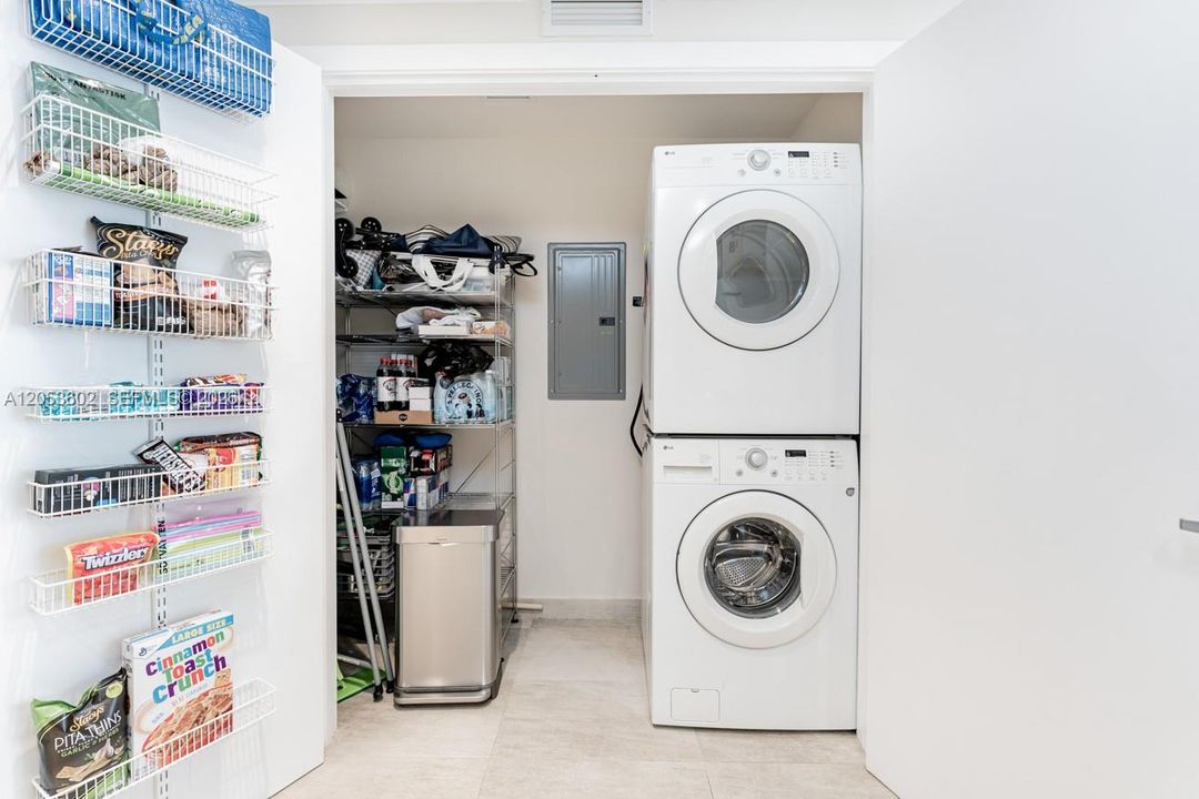 В аренду: $4,295 (2 спален, 2 ванн, 1088 Квадратных фут)