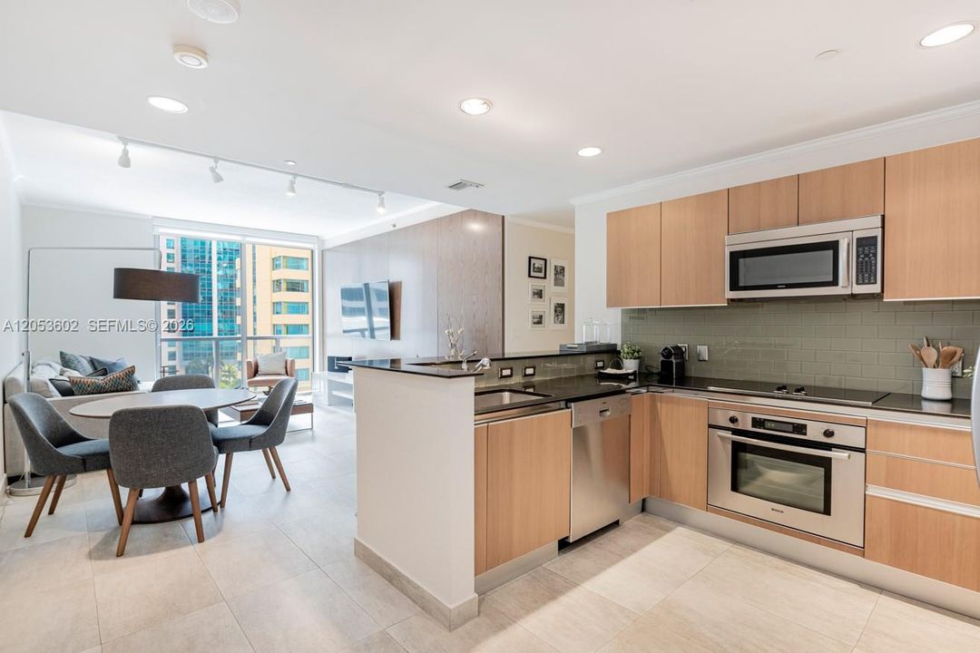 В аренду: $4,295 (2 спален, 2 ванн, 1088 Квадратных фут)