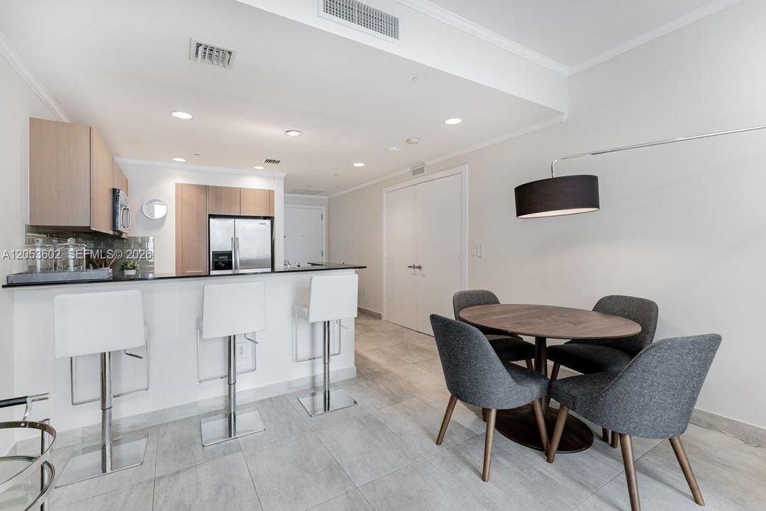 В аренду: $4,295 (2 спален, 2 ванн, 1088 Квадратных фут)