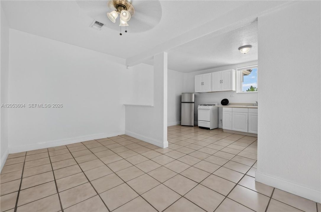 For Rent: $1,700 (1 beds, 1 baths, 970 Square Feet)
