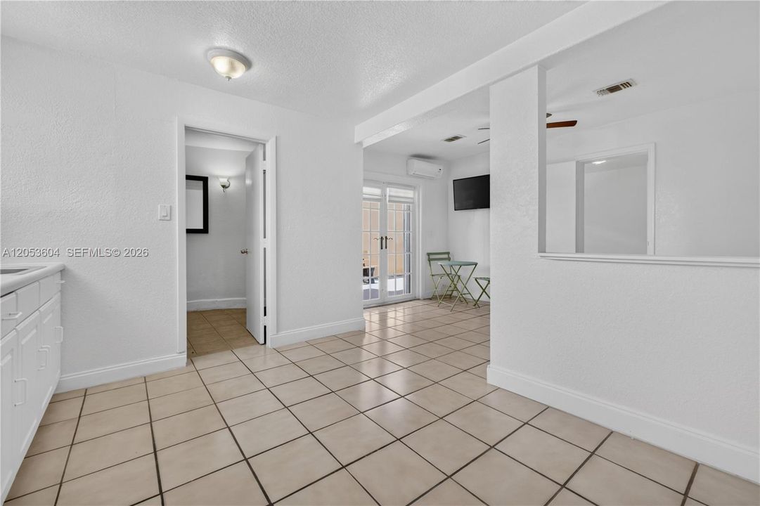 For Rent: $1,700 (1 beds, 1 baths, 970 Square Feet)
