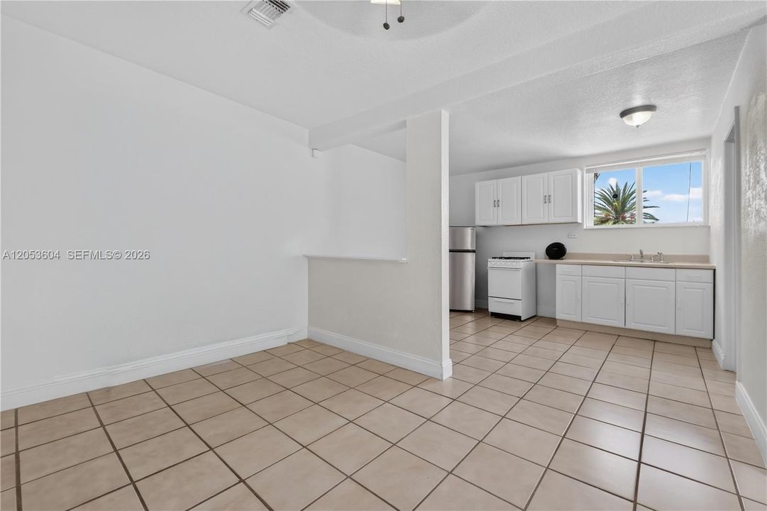 For Rent: $1,700 (1 beds, 1 baths, 970 Square Feet)