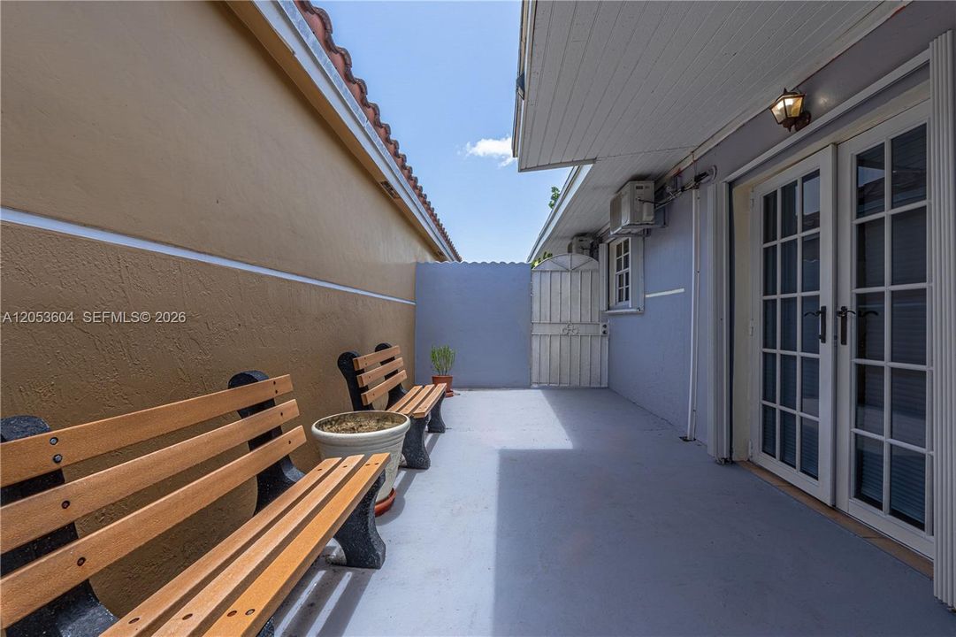 For Rent: $1,700 (1 beds, 1 baths, 970 Square Feet)