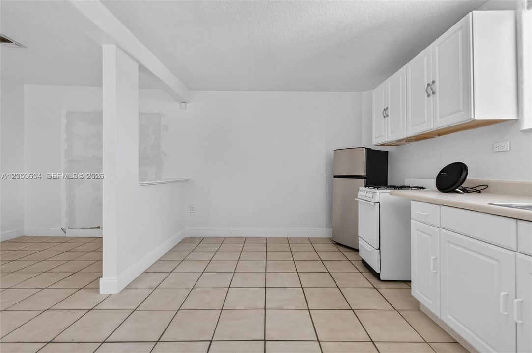 For Rent: $1,700 (1 beds, 1 baths, 970 Square Feet)