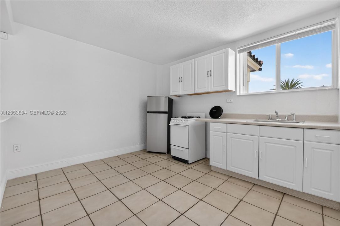 For Rent: $1,700 (1 beds, 1 baths, 970 Square Feet)