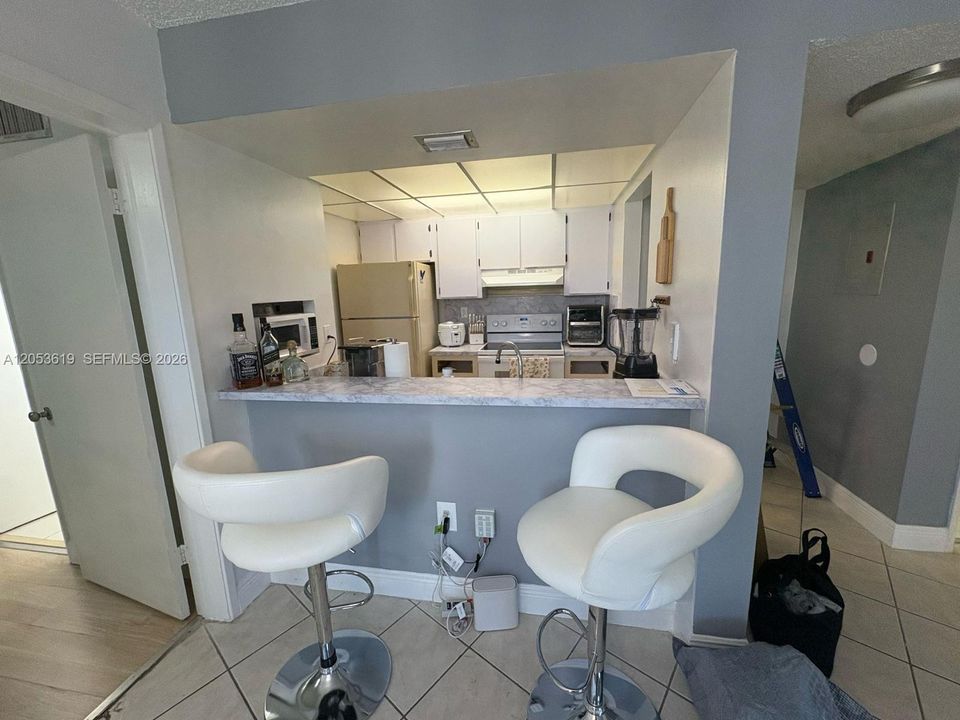 For Sale: $240,000 (2 beds, 2 baths, 939 Square Feet)