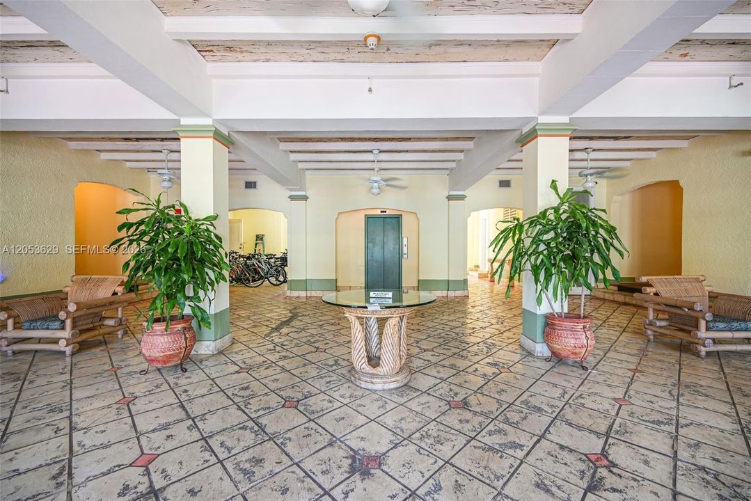 На продажу: $219,000 (0 спален, 1 ванн, 649 Квадратных фут)