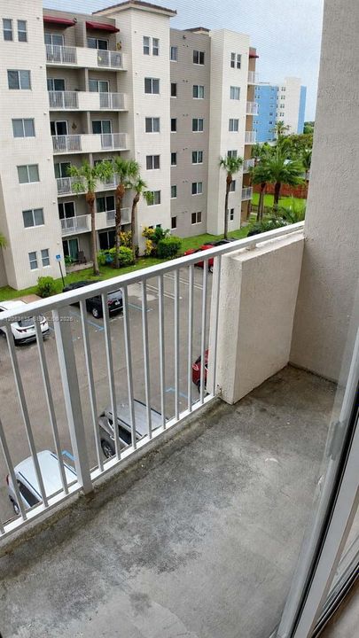 Active With Contract: $2,100 (2 beds, 2 baths, 809 Square Feet)