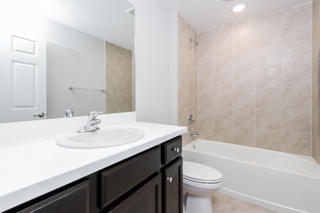 1010103.1037 SW SUDDER AVE - Main Bathro
