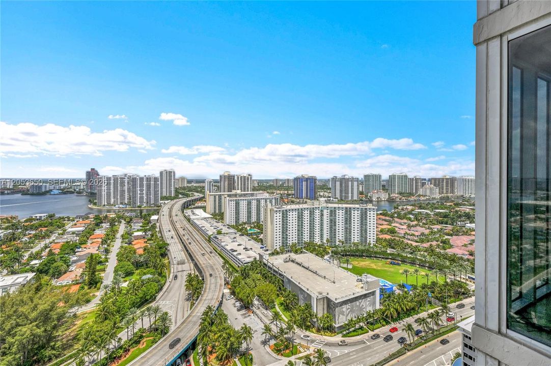 В аренду: $12,200 (3 спален, 4 ванн, 2440 Квадратных фут)