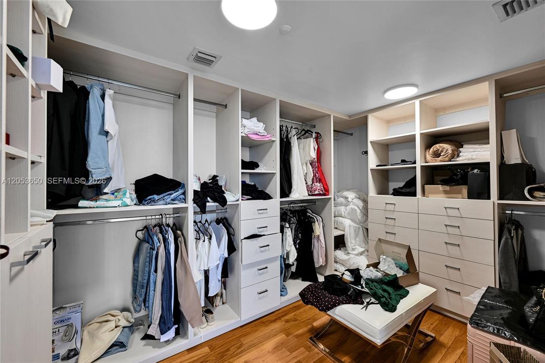 В аренду: $12,200 (3 спален, 4 ванн, 2440 Квадратных фут)
