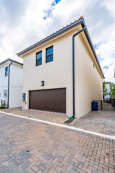 For Rent: $6,550 (3 beds, 2 baths, 2158 Square Feet)