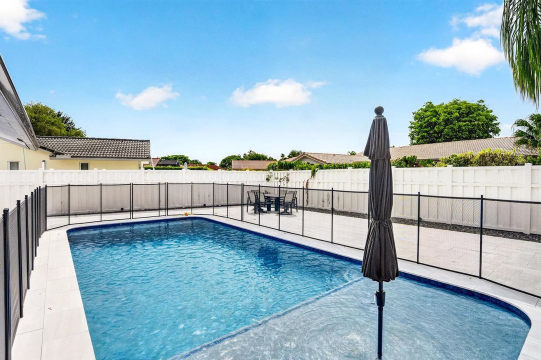HEATED POOL / OVERSIZED SUN SHELF