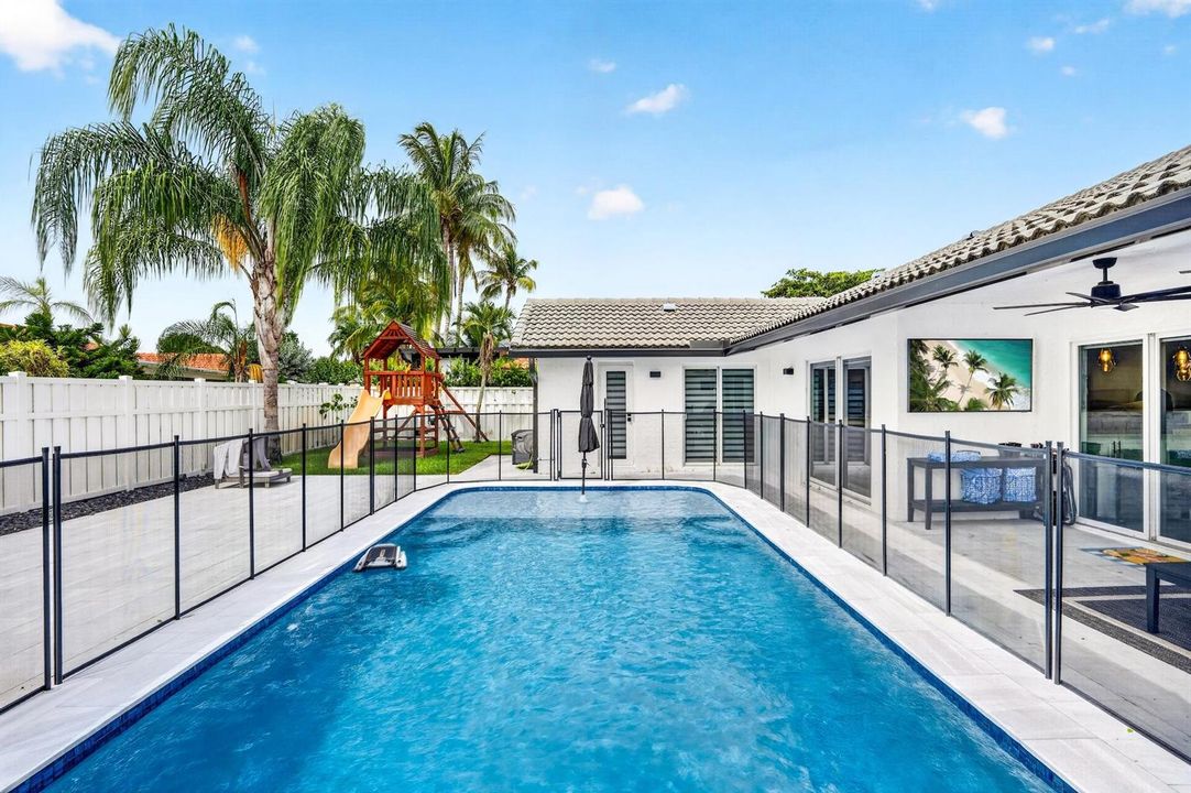 LARGE HEATED POOL