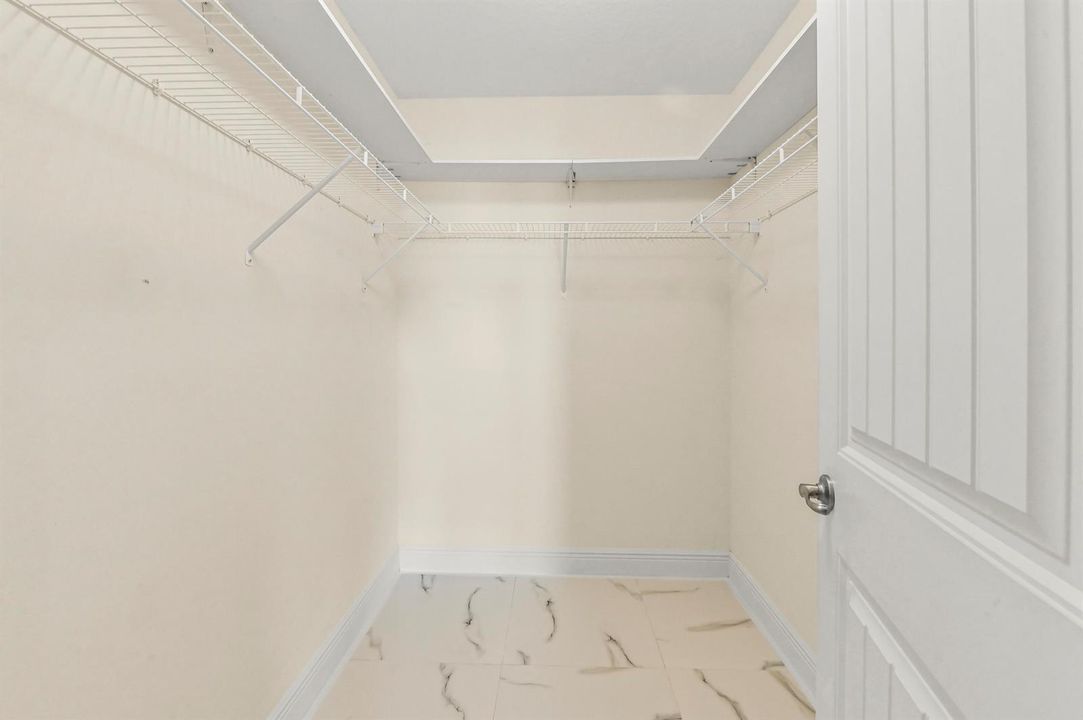 20 Closet 01