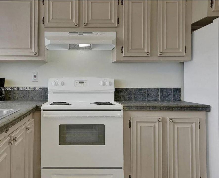For Sale: $105,000 (1 beds, 1 baths, 760 Square Feet)