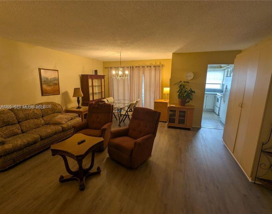 For Sale: $105,000 (1 beds, 1 baths, 760 Square Feet)