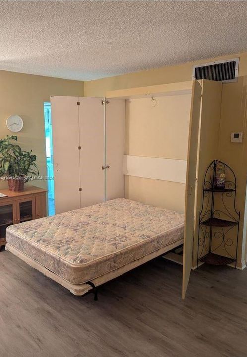 For Sale: $105,000 (1 beds, 1 baths, 760 Square Feet)