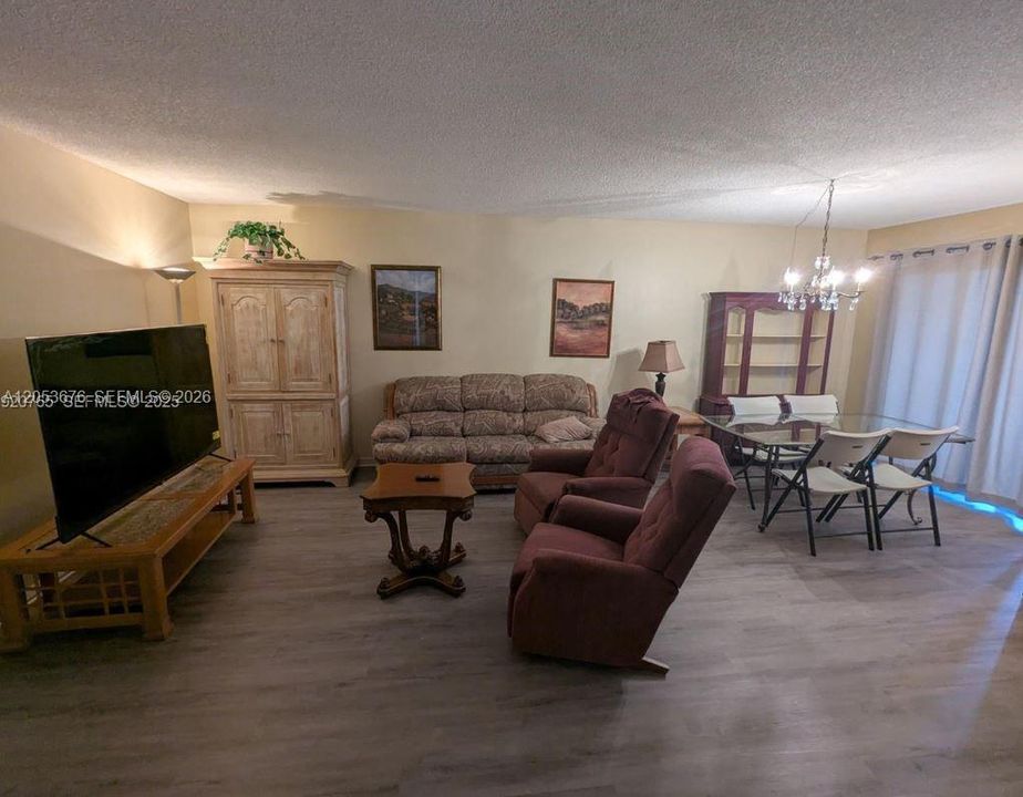 For Sale: $105,000 (1 beds, 1 baths, 760 Square Feet)