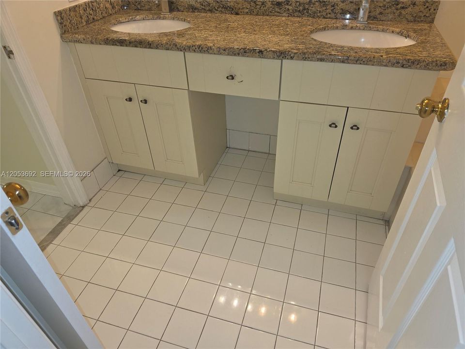 For Rent: $3,200 (3 beds, 2 baths, 1301 Square Feet)