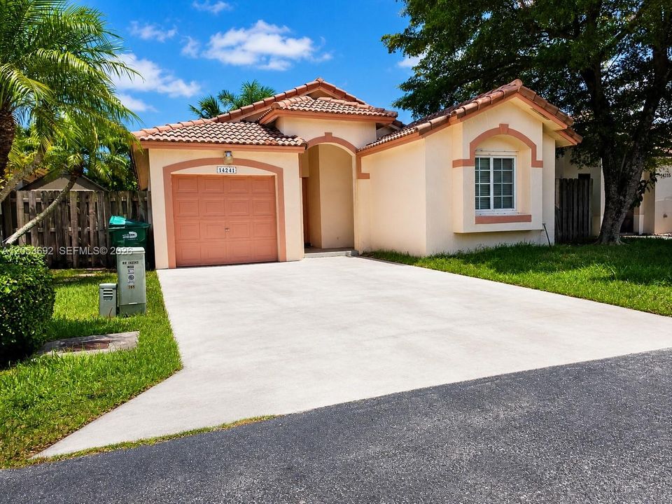 For Rent: $3,200 (3 beds, 2 baths, 1301 Square Feet)