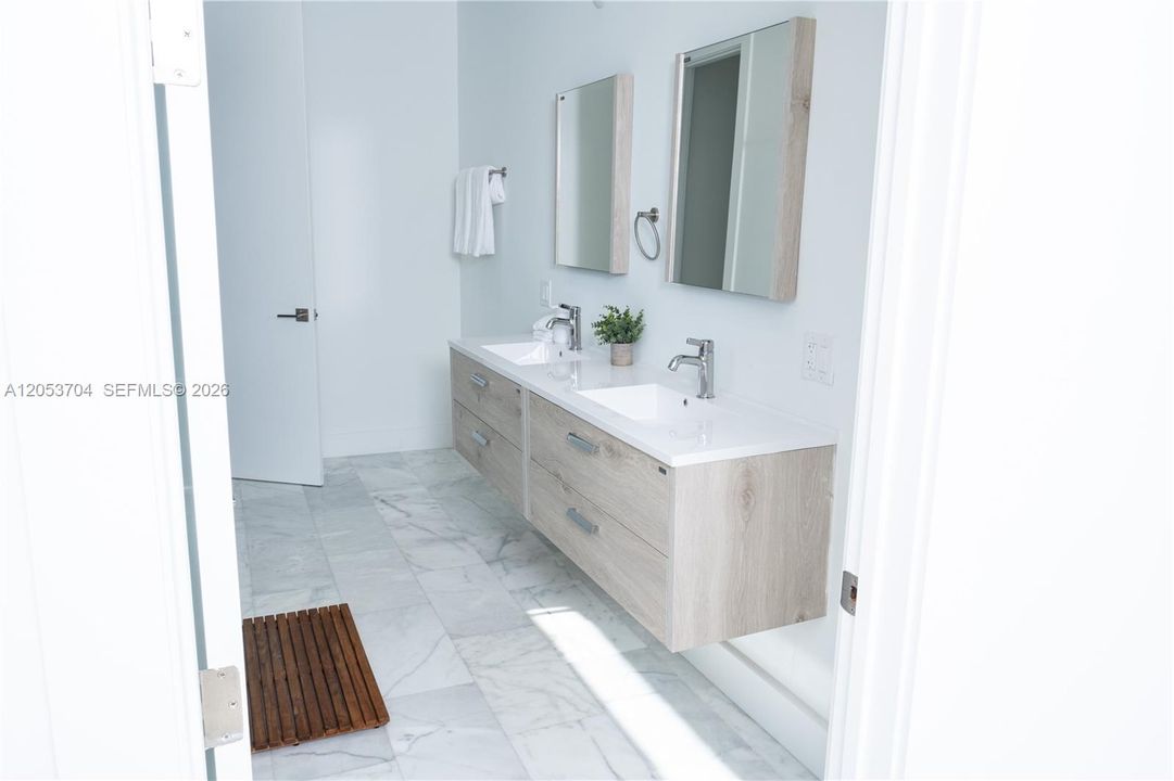 For Rent: $8,000 (3 beds, 4 baths, 5140 Square Feet)