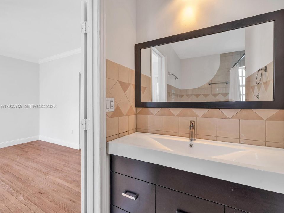 Primary En-suite Bath