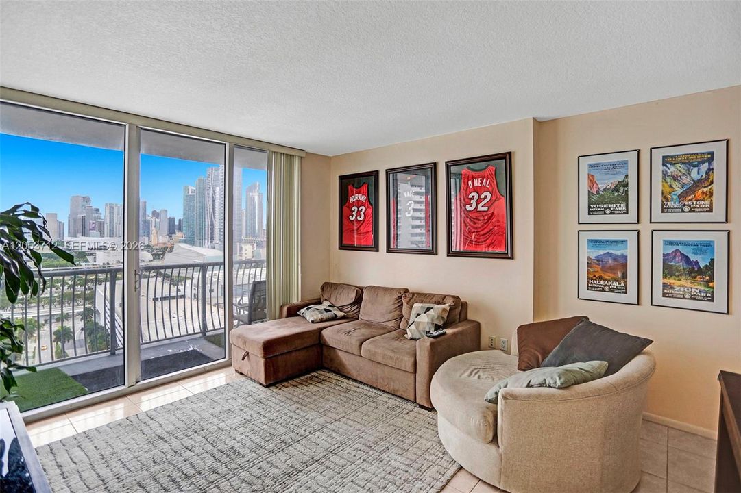 For Rent: $2,650 (1 beds, 1 baths, 821 Square Feet)