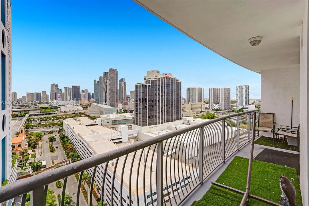 For Rent: $2,650 (1 beds, 1 baths, 821 Square Feet)