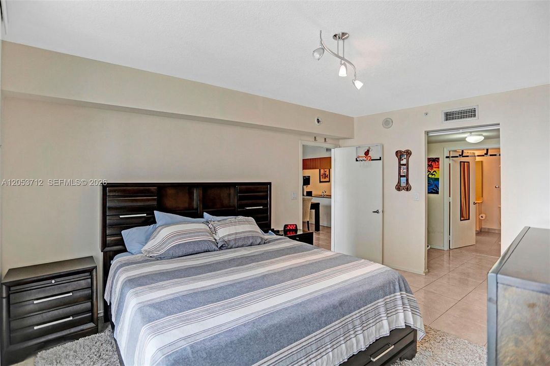 For Rent: $2,650 (1 beds, 1 baths, 821 Square Feet)