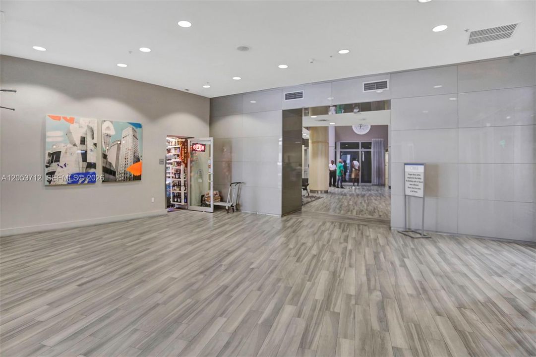 For Rent: $2,650 (1 beds, 1 baths, 821 Square Feet)