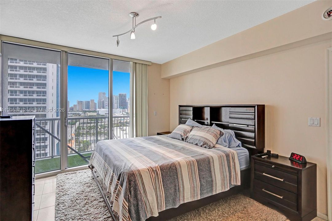 For Rent: $2,650 (1 beds, 1 baths, 821 Square Feet)