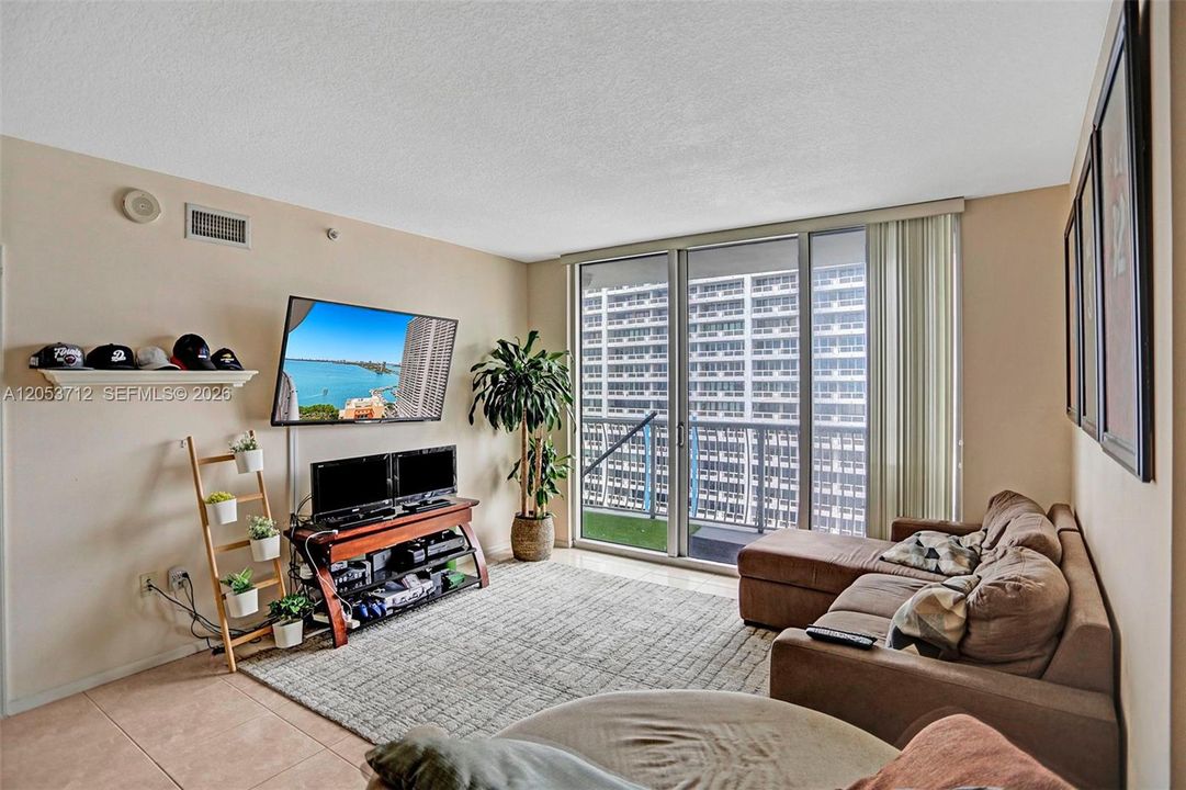 For Rent: $2,650 (1 beds, 1 baths, 821 Square Feet)