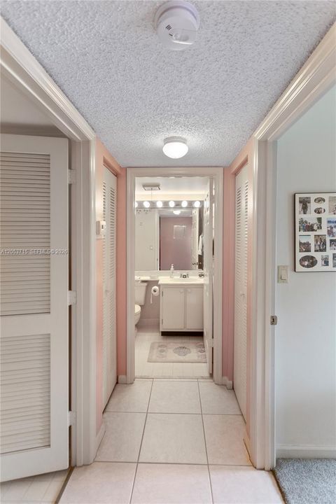 На продажу: $119,000 (2 спален, 2 ванн, 1228 Квадратных фут)