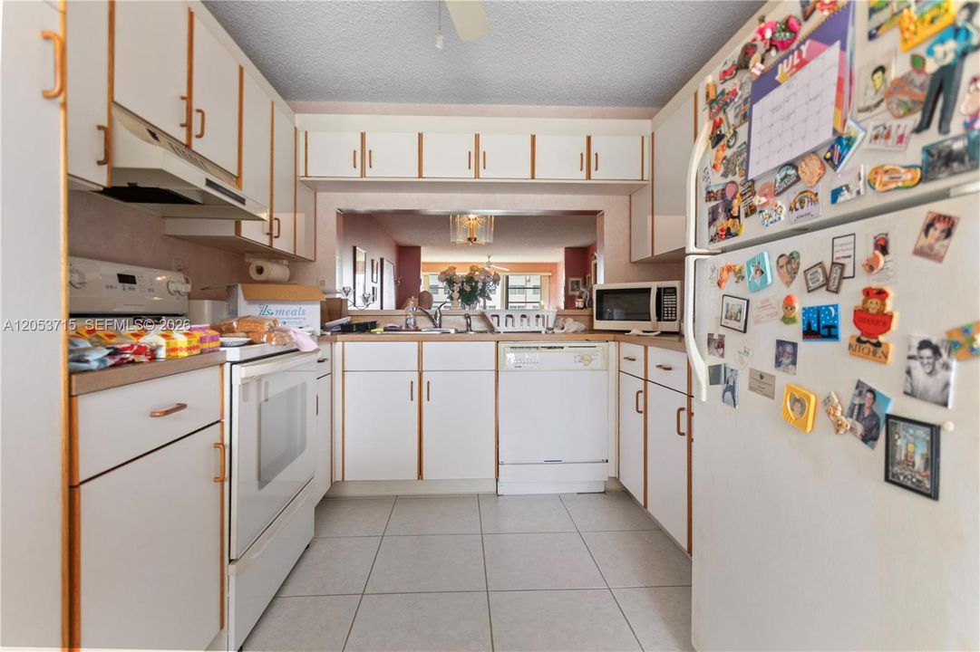 На продажу: $119,000 (2 спален, 2 ванн, 1228 Квадратных фут)