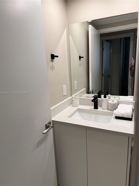 В аренду: $5,000 (2 спален, 1 ванн, 960 Квадратных фут)