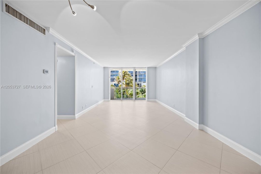 For Rent: $2,700 (1 beds, 1 baths, 883 Square Feet)