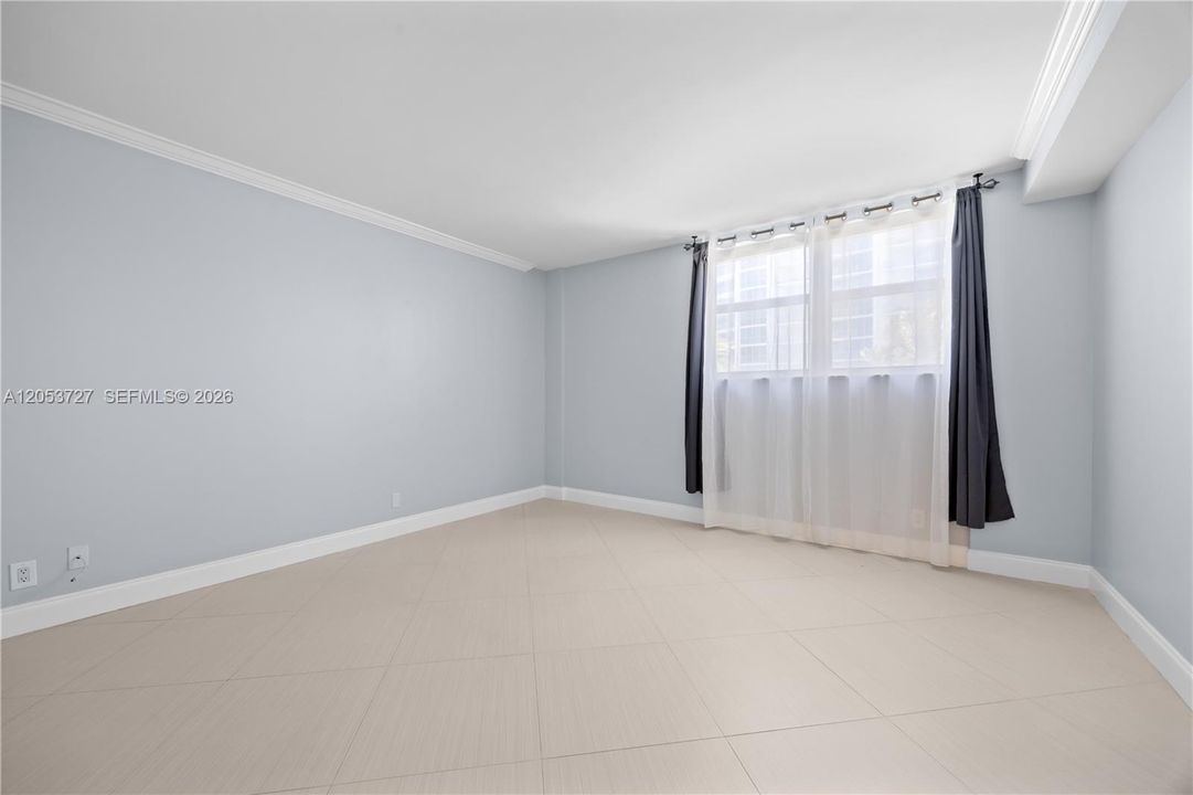 For Rent: $2,700 (1 beds, 1 baths, 883 Square Feet)