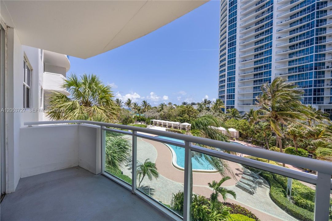 For Rent: $2,700 (1 beds, 1 baths, 883 Square Feet)